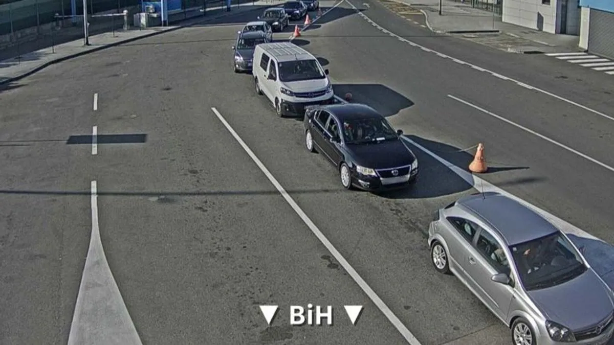 Zbog aktivnih klizišta, saobraćaj je usporen i na magistralnim putevima.