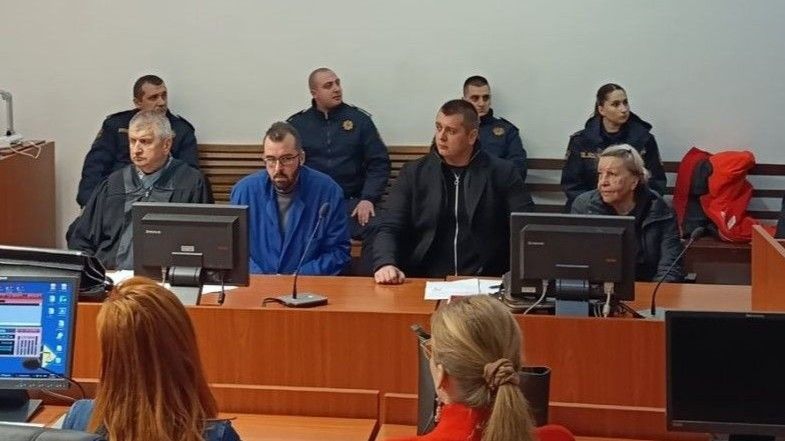 Kako je rekao, dva puta se pokušao ubiti, ali su ga spriječili i potom vezali.