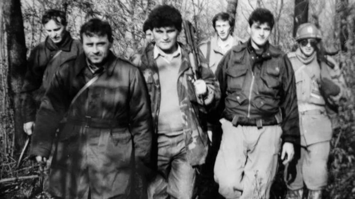 Početkom rata, Safet Isović, tada poručnik bivše JNA, napustio je kasarnu u Rajlovcu i stao na stranu odbrane BiH zajedno sa grupom drugih oficira.