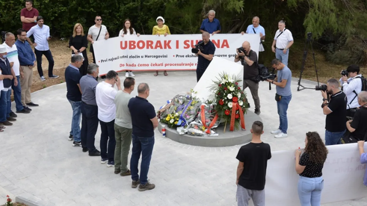 Na lokalitetima Uborak i Sutina, nedaleko od Mostara, počinjenjjedan od najvećih masovnog ratnih zločina u Hercegovini, kada je  114 Bošnjaka i Hrvatsa pogubljeno 