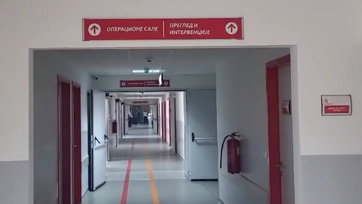 Na obje strane lica i ruci bebe sestra je primjetila crvenilo, pa je preuzela brigu o njemu, te ga stavila na kiseonik i inhalirala