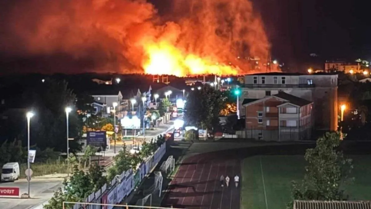 Požar je zahvatio veću površinu, a u jednom trenutku bili su ugroženi i stambeni te poslovni objekti u blizini.