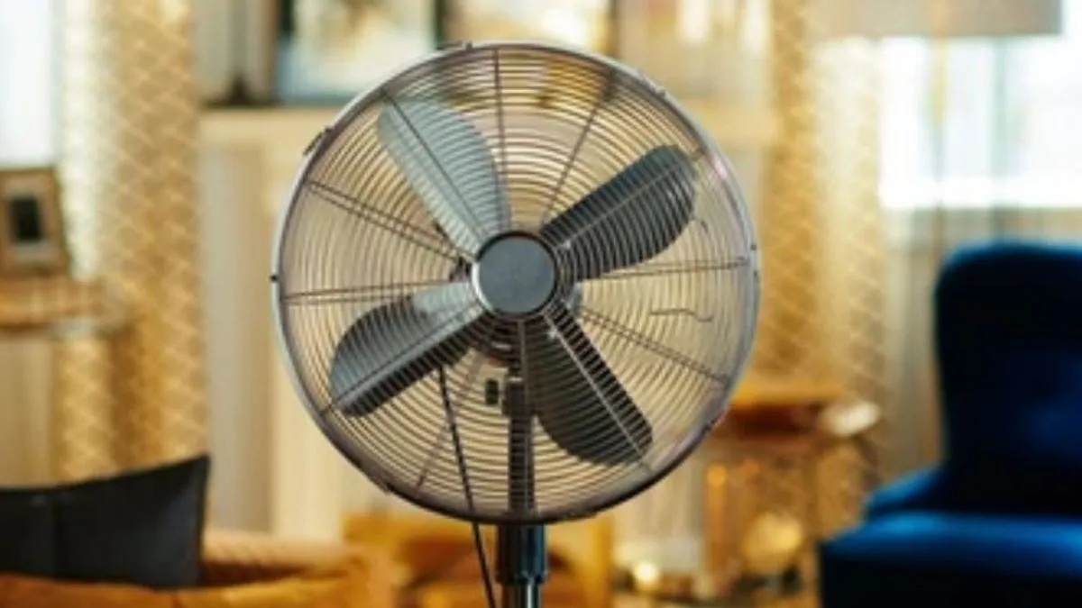 Kada ventilator puše preko leda, hladi zrak koji zatim kruži prostorijom. Komentari ispod objave hvale ideju kao "spas za ljetne noći".