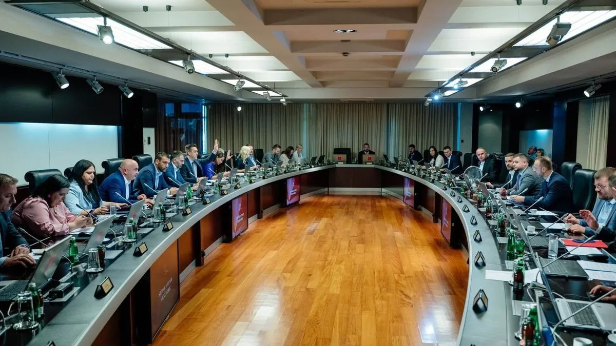 Centar za građansko obrazovanje saopćio je da ova odluka nije samo udar na FCJK, nego i poruka svim slobodnomislećim ljudima.