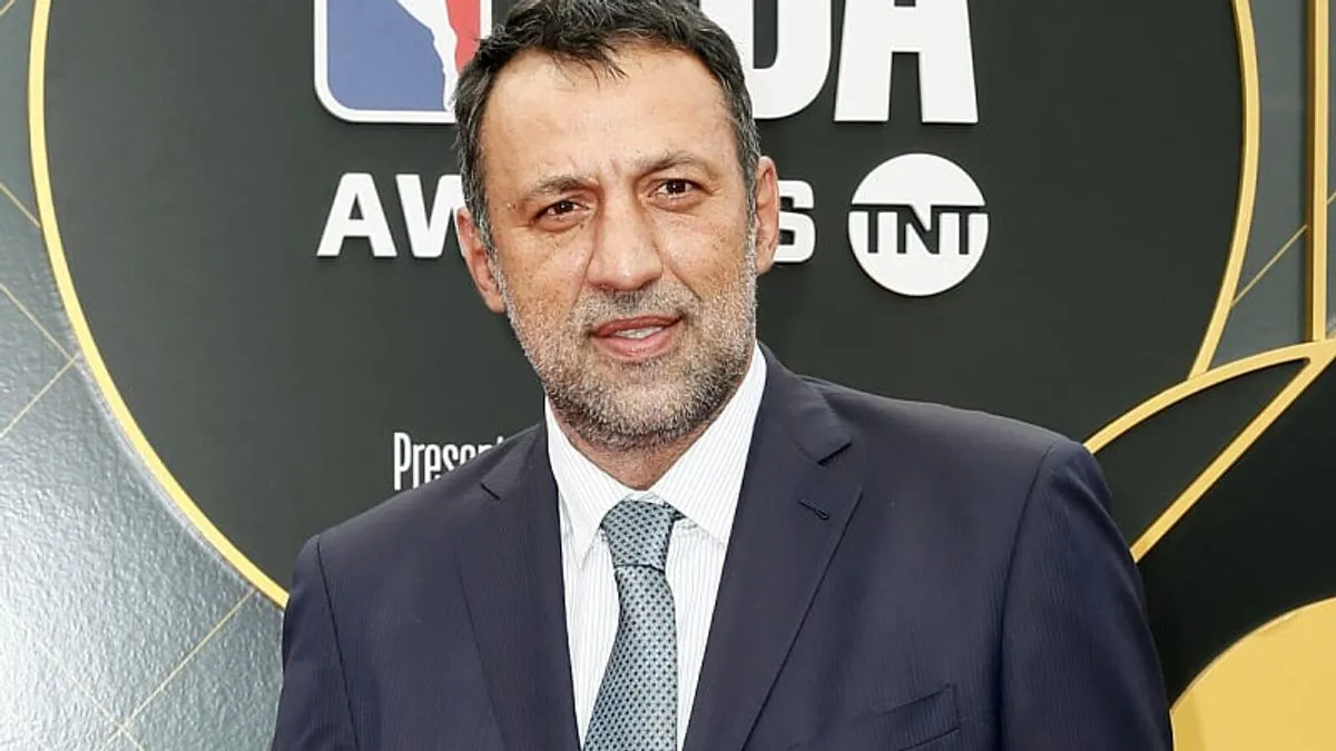 Legendarni jugoslovenski košarkaš Vlade Divac (57) je doživio saobraćajnu nesreću u Crnoj Gori vozeći motocikl, javljaju crnogorski mediji.