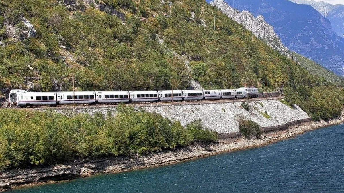 Međunarodni sezonski putnički voz Sarajevo-Ploče-Sarajevo saobraćat će od 27. juna do 31. avgusta petkom, subotom i nedjeljom.