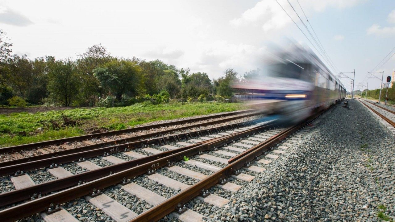 U sudaru je nastala velika materijalna šteta na potpuno novom vozu “Štadler”, a željeznički saobraćaj je bio u prekidu zbog uviđaja.