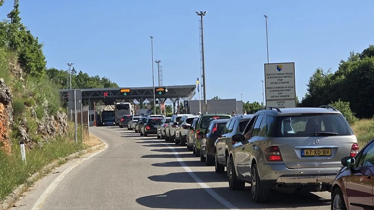 Vukanović je naglasio da su ovakve gužve, kao i opća nesposobnost vlasti da se riješe problemi, samo još jedan dokaz lošeg upravljanja.