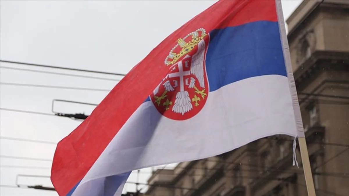 Veća grupa navijača fudbalske reprezentacije Albanije u subotu navečer je u centru Tirane rastrgala zastavu Srbije.