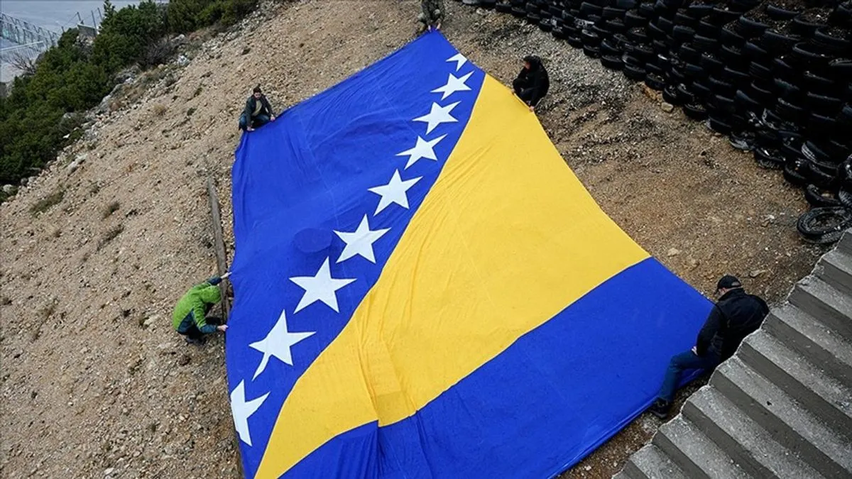 BiH funkcioniše kao i svaka druga država; ide se na posao, ide se u školu, voze se auti, pije se i jede kao i svuda.