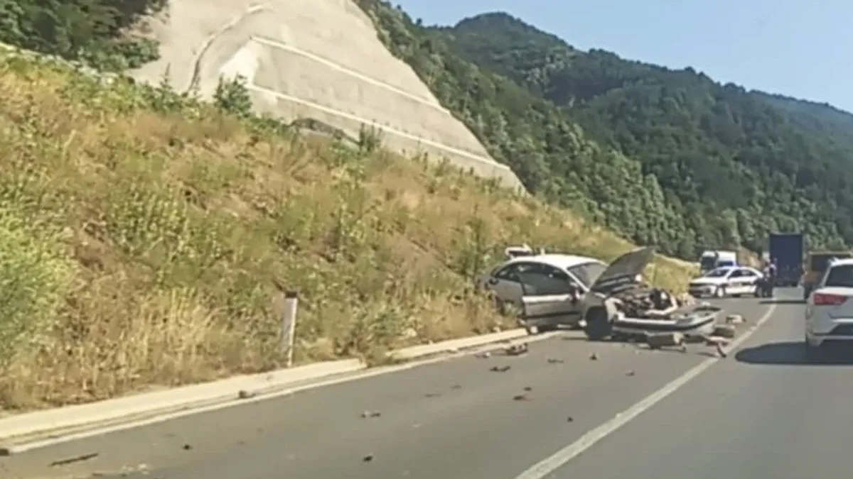 Na mjesto nesreće odmah su izašle policijske ekipe koje su osigurale lokaciju i regulisale saobraćaj.