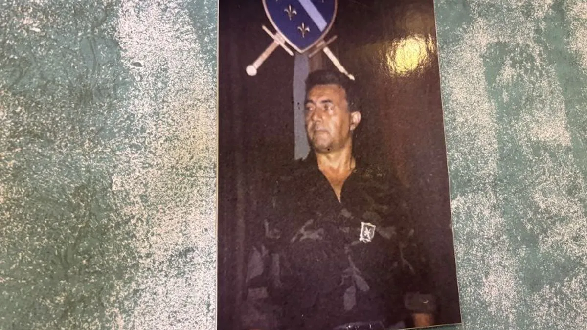 Vahid Alić vodio je jedinicu „Bosnae 33“ koja je bila sastavljena od hrabrih ljudi koji su stali na branik domovine, s improvizovanim oružjem i velikim srcem