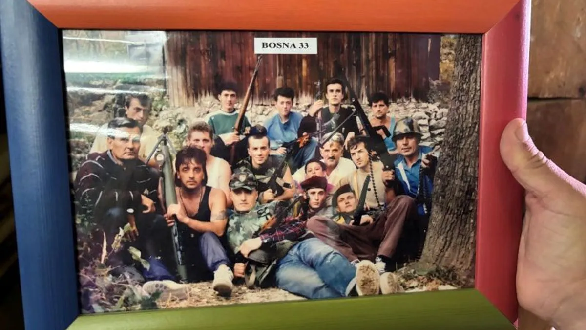Vahid Alić vodio je jedinicu „Bosnae 33“ koja je bila sastavljena od hrabrih ljudi koji su stali na branik domovine, s improvizovanim oružjem i velikim srcem