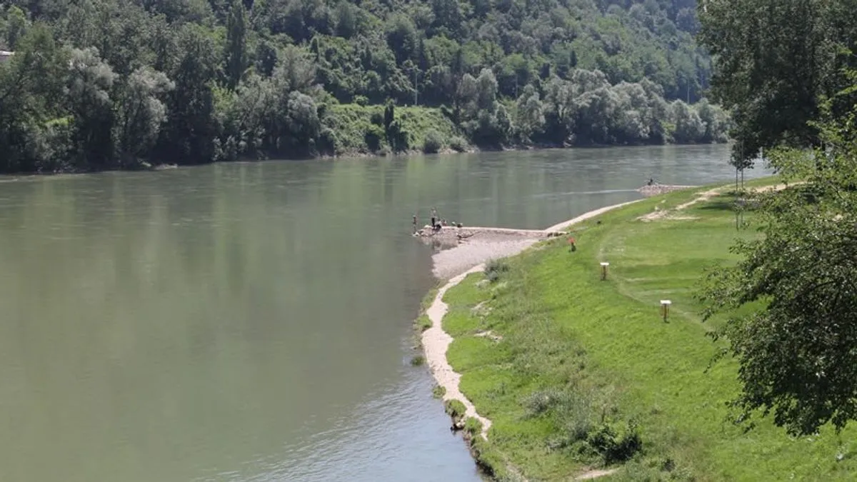 Tijelo su pronašli pripadnici Službe civilne zaštite, koji su po prijavi policije pretraživali teren uz obalu Drine.