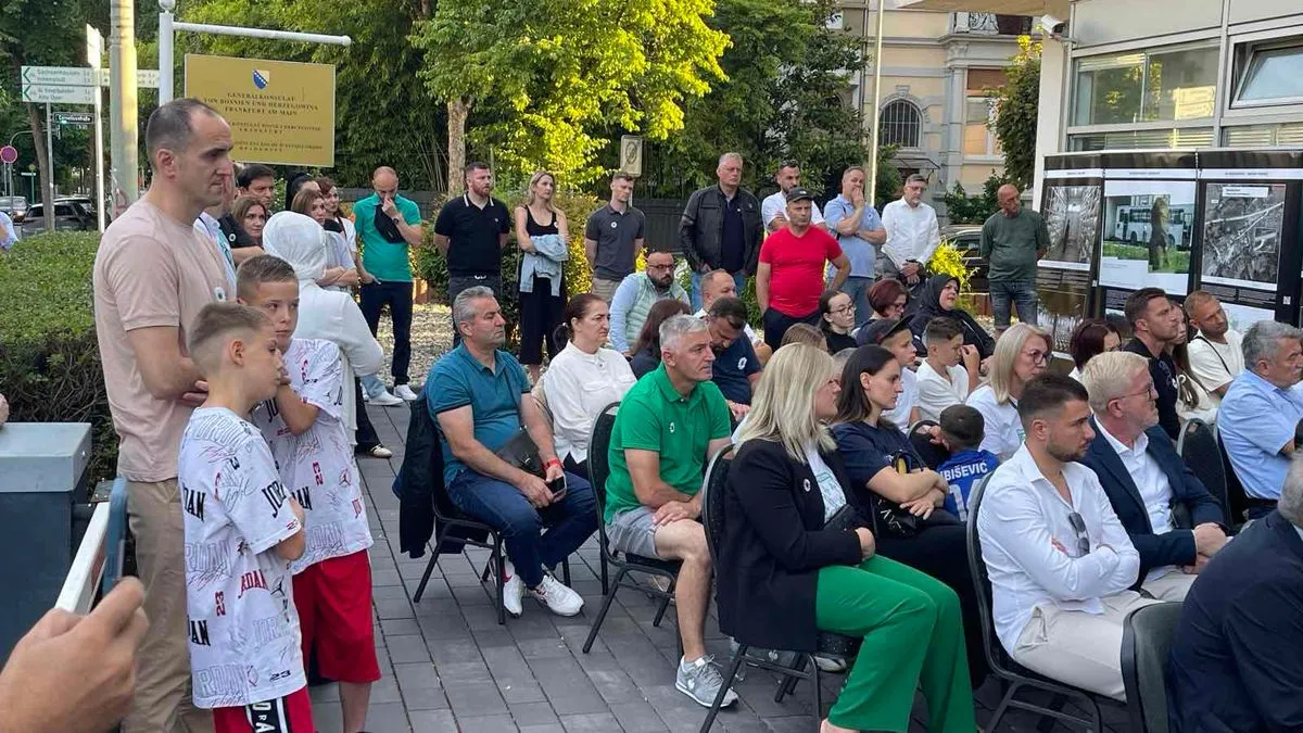 Ispred zgrade Generalnog konzulata BiH održan je skup pod nazivom 'Kada duša traži svoje najmilije'