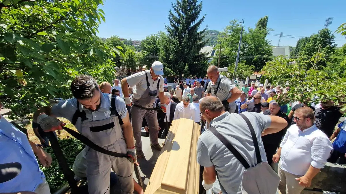Sarajevo je danas ispratilo jednog od svojih najvećih sinova, čovjeka čije su ruke spašavale živote, a riječi tješile duše. 