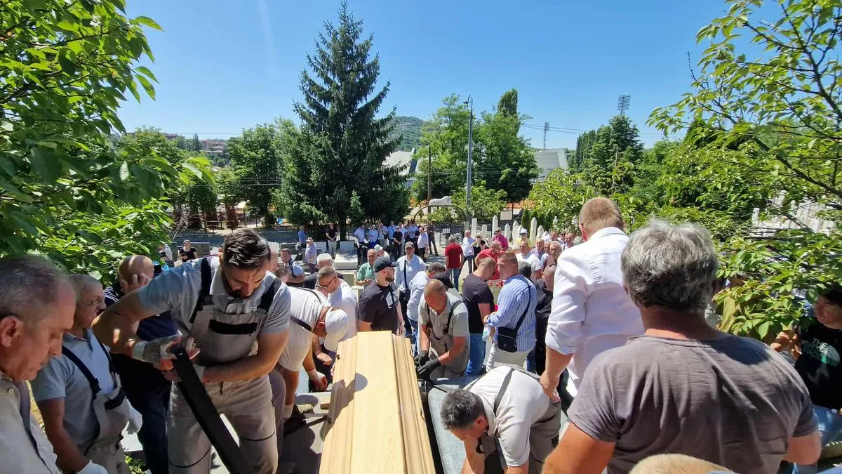 Sarajevo je danas ispratilo jednog od svojih najvećih sinova, čovjeka čije su ruke spašavale živote, a riječi tješile duše. 