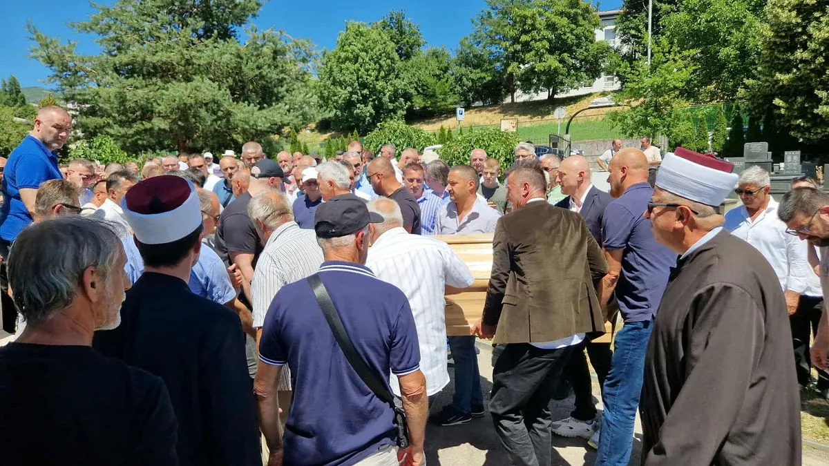 Sarajevo je danas ispratilo jednog od svojih najvećih sinova, čovjeka čije su ruke spašavale živote, a riječi tješile duše. 
