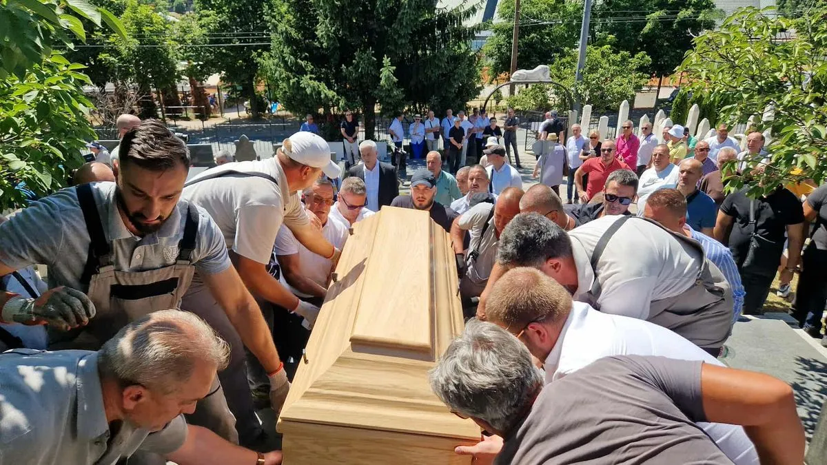 Sarajevo je danas ispratilo jednog od svojih najvećih sinova, čovjeka čije su ruke spašavale živote, a riječi tješile duše. 
