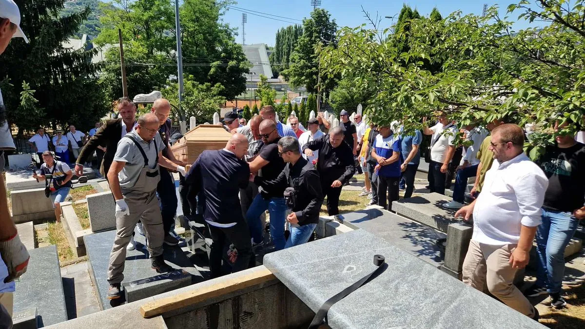 Sarajevo je danas ispratilo jednog od svojih najvećih sinova, čovjeka čije su ruke spašavale živote, a riječi tješile duše. 