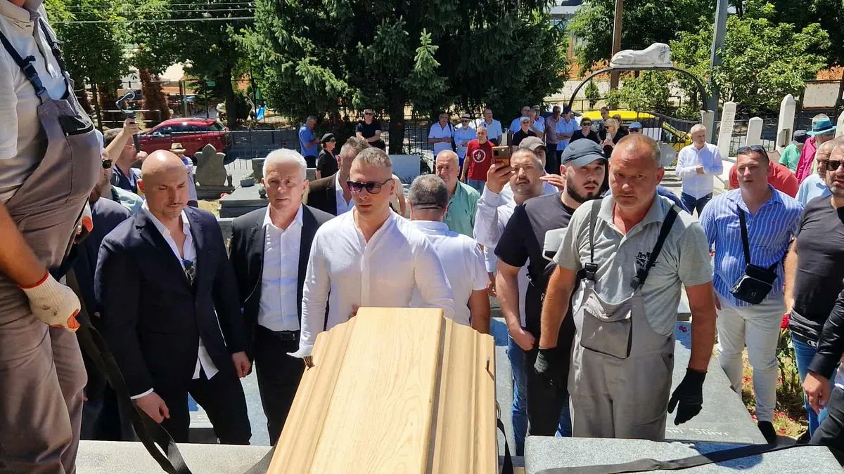 Sarajevo je danas ispratilo jednog od svojih najvećih sinova, čovjeka čije su ruke spašavale živote, a riječi tješile duše. 