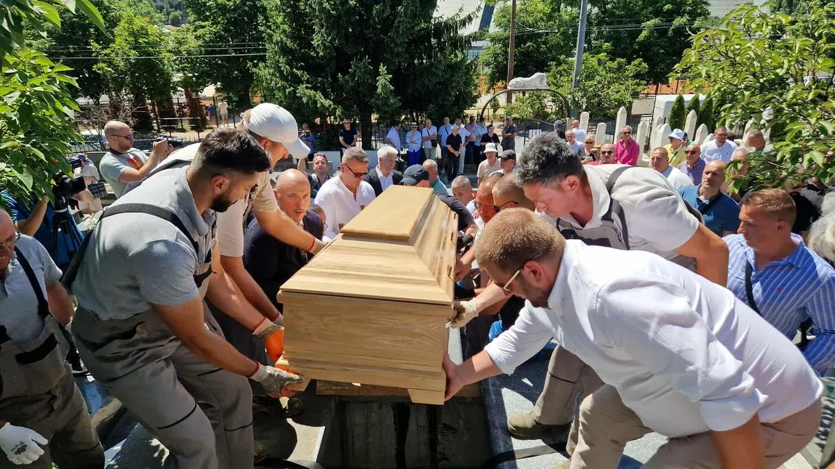 Sarajevo je danas ispratilo jednog od svojih najvećih sinova, čovjeka čije su ruke spašavale živote, a riječi tješile duše. 