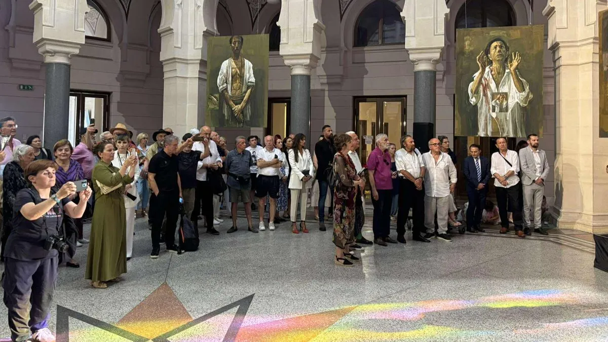 izIzložba u Vijećnici je posvećena, ne samo genocidu nad Bošnjacima u Srebrenici nego i kao opomena za zaustavljanje bespotrebnih ratova koji se vode širom svijeta
