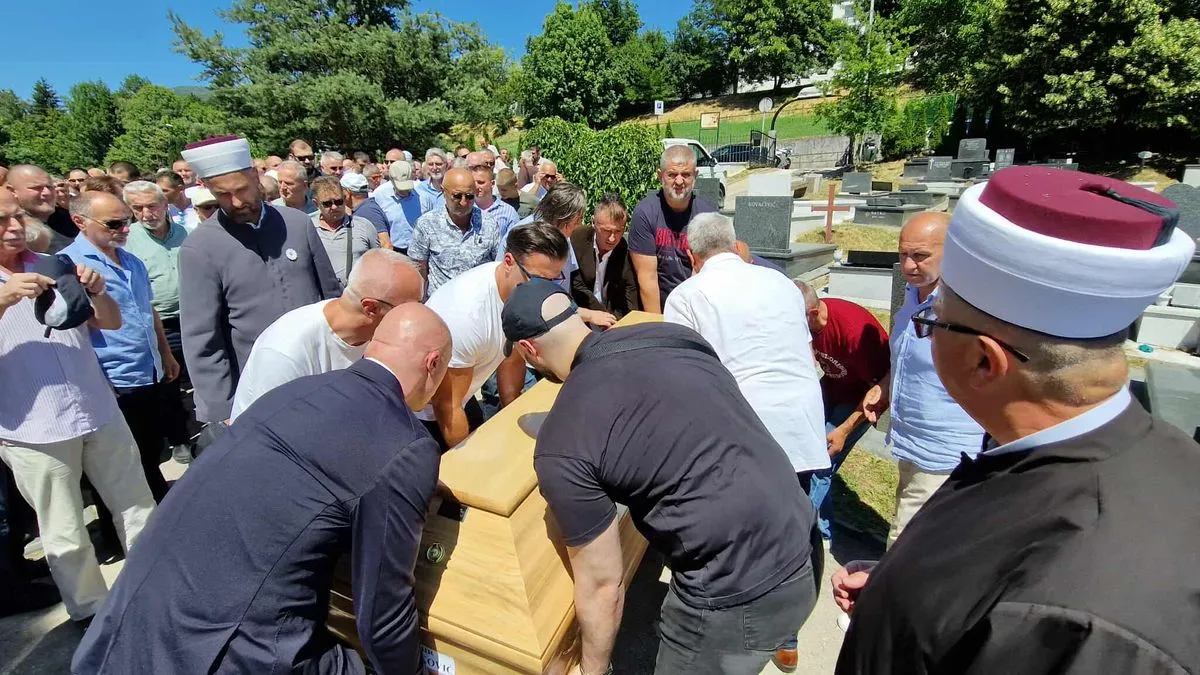 Sarajevo je danas ispratilo jednog od svojih najvećih sinova, čovjeka čije su ruke spašavale živote, a riječi tješile duše. 