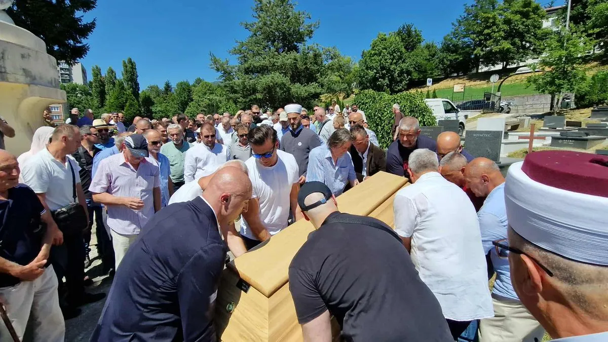 Sarajevo je danas ispratilo jednog od svojih najvećih sinova, čovjeka čije su ruke spašavale živote, a riječi tješile duše. 