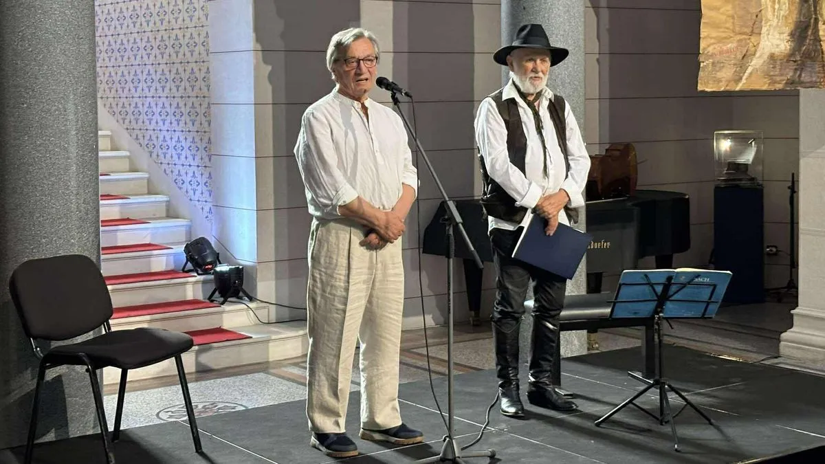 izIzložba u Vijećnici je posvećena, ne samo genocidu nad Bošnjacima u Srebrenici nego i kao opomena za zaustavljanje bespotrebnih ratova koji se vode širom svijeta