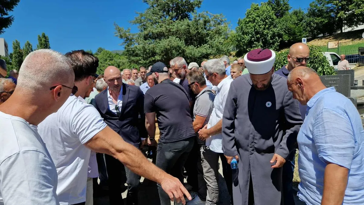 Sarajevo je danas ispratilo jednog od svojih najvećih sinova, čovjeka čije su ruke spašavale živote, a riječi tješile duše. 