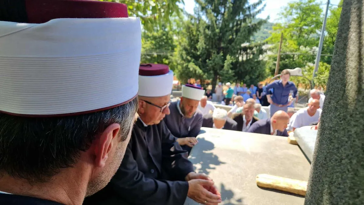 Sarajevo je danas ispratilo jednog od svojih najvećih sinova, čovjeka čije su ruke spašavale živote, a riječi tješile duše. 