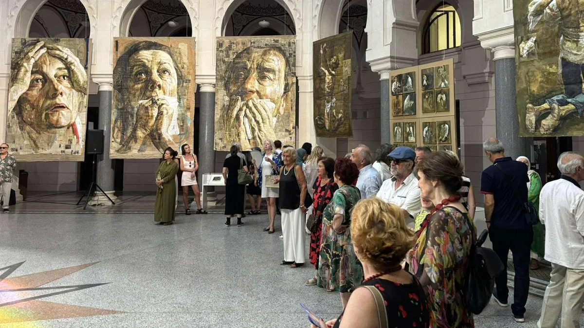 izIzložba u Vijećnici je posvećena, ne samo genocidu nad Bošnjacima u Srebrenici nego i kao opomena za zaustavljanje bespotrebnih ratova koji se vode širom svijeta