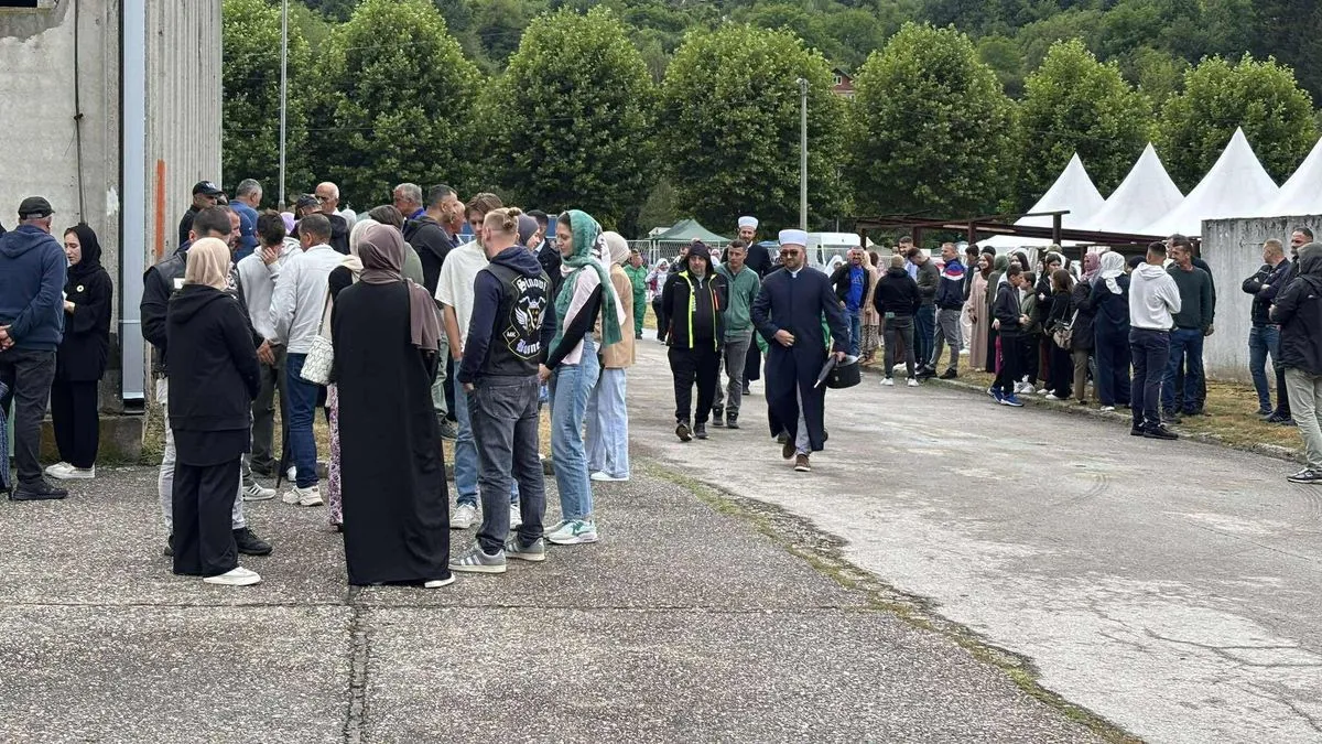 Tabuti ubijenih Srebreničana stigli u Potočare: Do kolektivne dženaze ostat će u Fabrici akumulatora