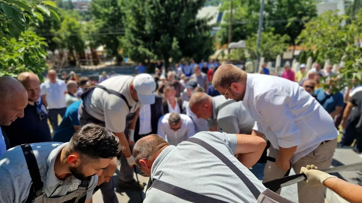 Sarajevo je danas ispratilo jednog od svojih najvećih sinova, čovjeka čije su ruke spašavale živote, a riječi tješile duše. 