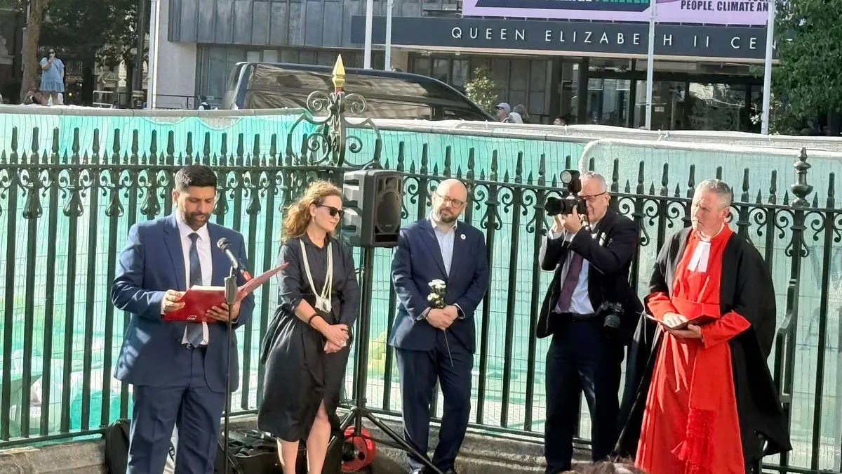 Gradonačelnik Westminstera i ostali gosti položili su pojedinačne cvjetove na memorijal, a ceremonija je završena uz čaj i lagano osvježenje u klaustru opatije.