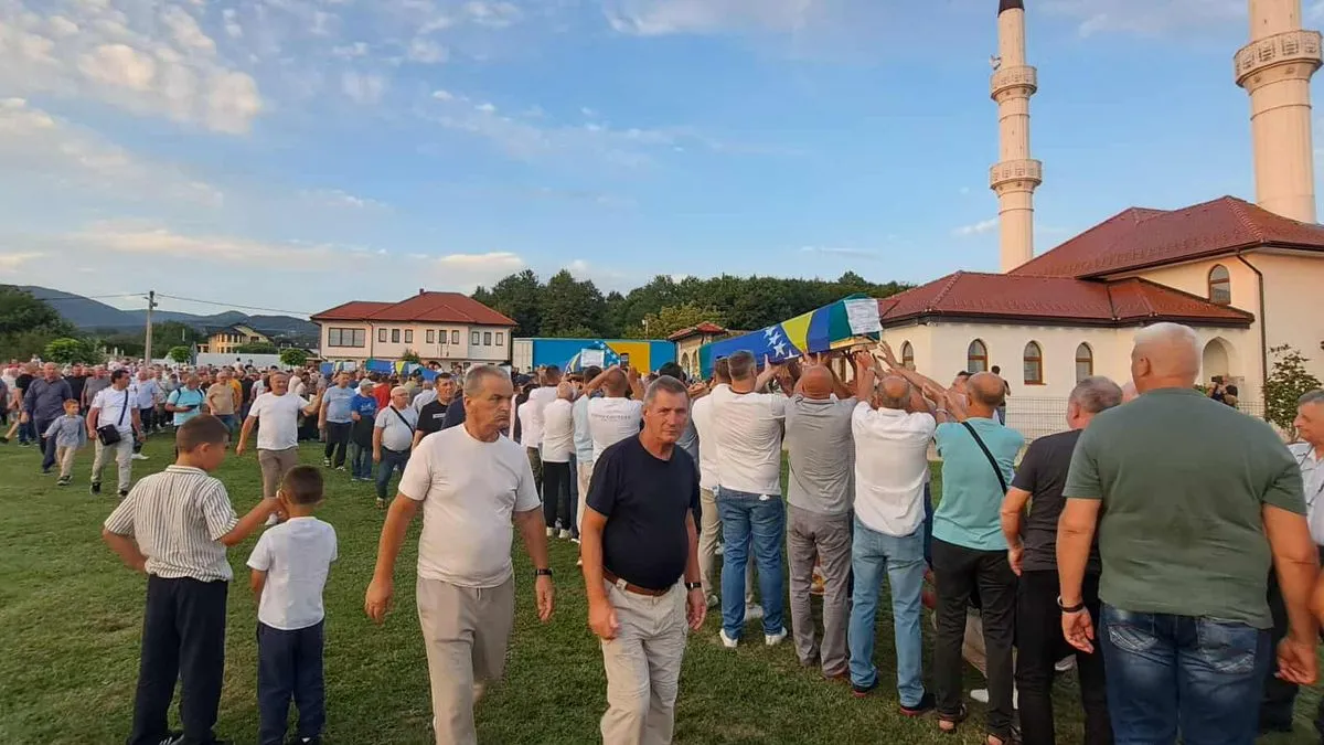 Najmlađa žrtva koja će biti ukopana ove godine je Semir (Aziz) Čelić koji je imao 24 godine kada je ubijen.