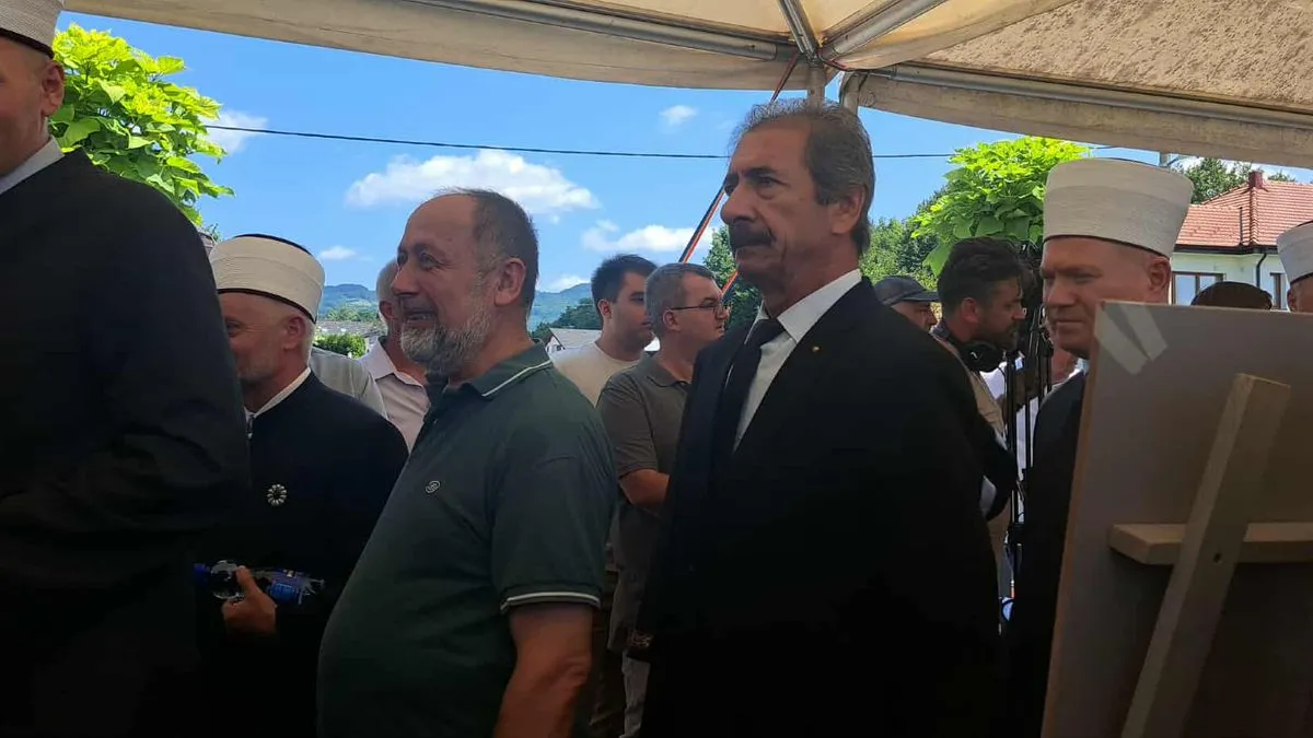 Prisutni su obišli izložbu sliku na kojima se nalaze lične stvari pronađene u masovnim grobnicama