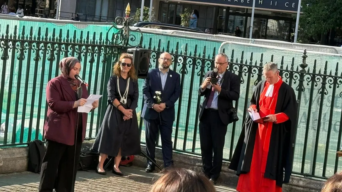 Gradonačelnik Westminstera i ostali gosti položili su pojedinačne cvjetove na memorijal, a ceremonija je završena uz čaj i lagano osvježenje u klaustru opatije.