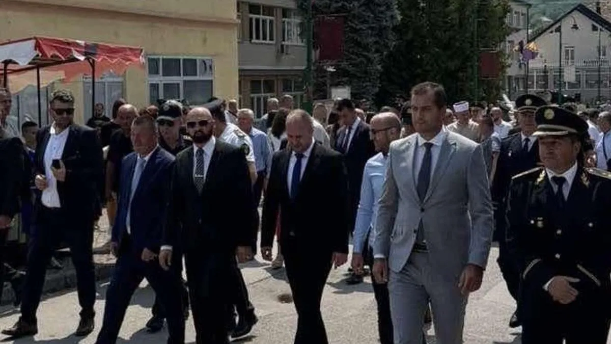 Tokom svečanosti, položeno je cvijeće na spomen-obilježje poginulim policajcima, a zaslužnim pripadnicima MUP-a uručene su zahvalnice i priznanja za doprinos sigurnosti zajednice.