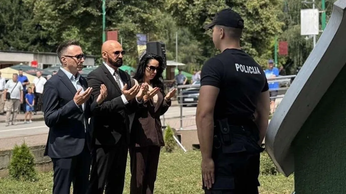 Tokom svečanosti, položeno je cvijeće na spomen-obilježje poginulim policajcima, a zaslužnim pripadnicima MUP-a uručene su zahvalnice i priznanja za doprinos sigurnosti zajednice.