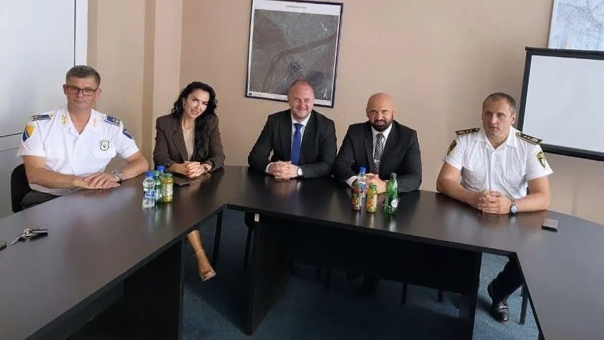 Tokom svečanosti, položeno je cvijeće na spomen-obilježje poginulim policajcima, a zaslužnim pripadnicima MUP-a uručene su zahvalnice i priznanja za doprinos sigurnosti zajednice.