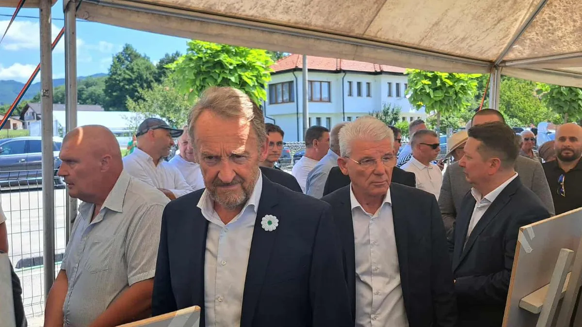 Prisutni su obišli izložbu sliku na kojima se nalaze lične stvari pronađene u masovnim grobnicama