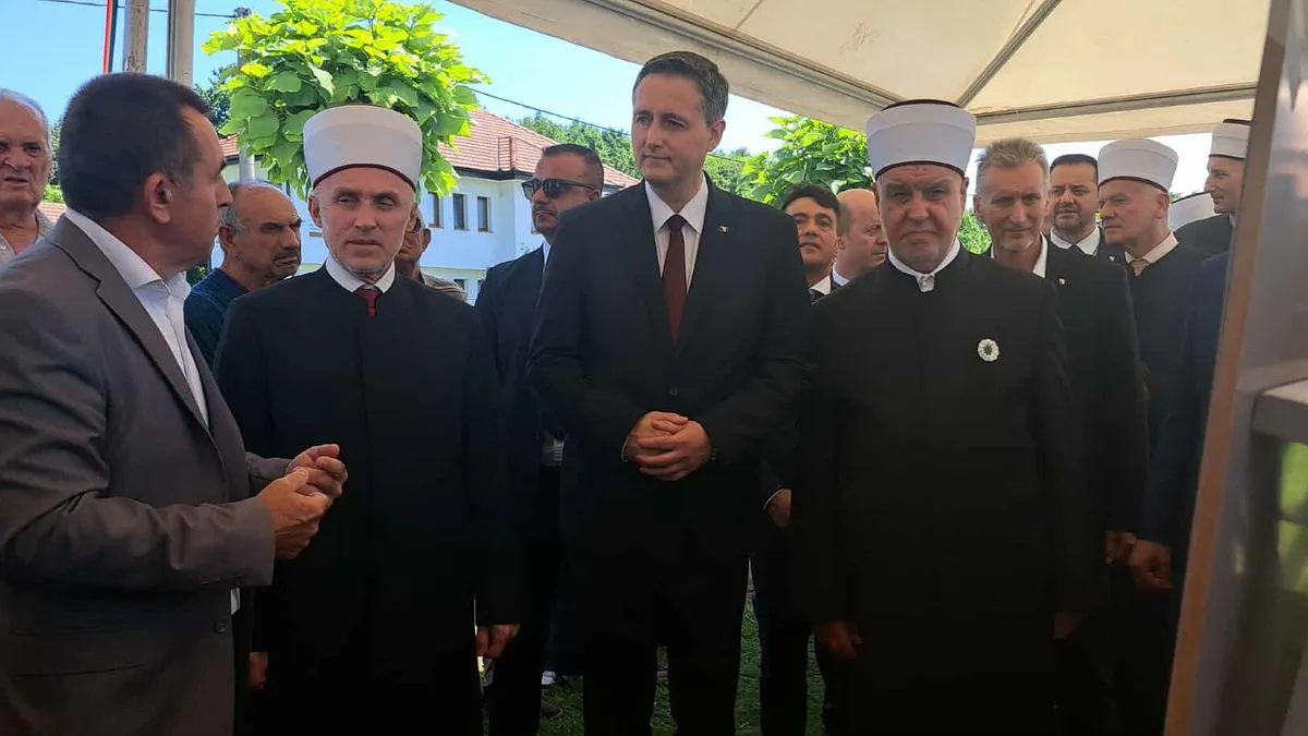 Prisutni su obišli izložbu sliku na kojima se nalaze lične stvari pronađene u masovnim grobnicama
