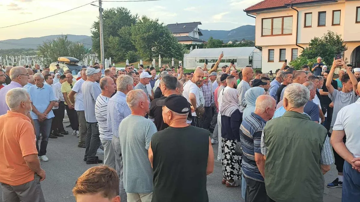 Najmlađa žrtva koja će biti ukopana ove godine je Semir (Aziz) Čelić koji je imao 24 godine kada je ubijen.