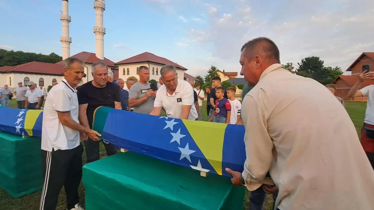 Najmlađa žrtva koja će biti ukopana ove godine je Semir (Aziz) Čelić koji je imao 24 godine kada je ubijen.