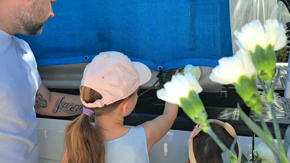 Pored Mirsadovog tabuta zatekli smo njegovog starijeg brata i sestru