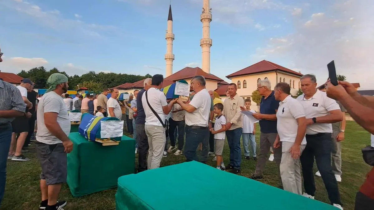 Najmlađa žrtva koja će biti ukopana ove godine je Semir (Aziz) Čelić koji je imao 24 godine kada je ubijen.