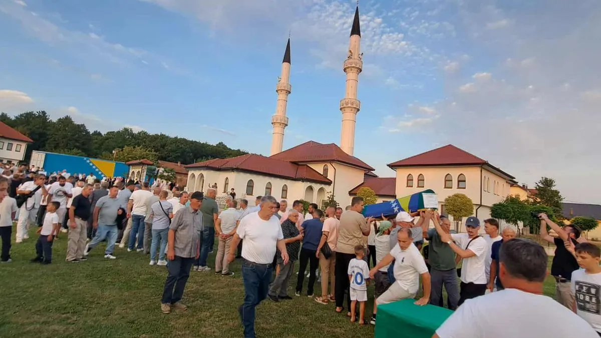 Najmlađa žrtva koja će biti ukopana ove godine je Semir (Aziz) Čelić koji je imao 24 godine kada je ubijen.