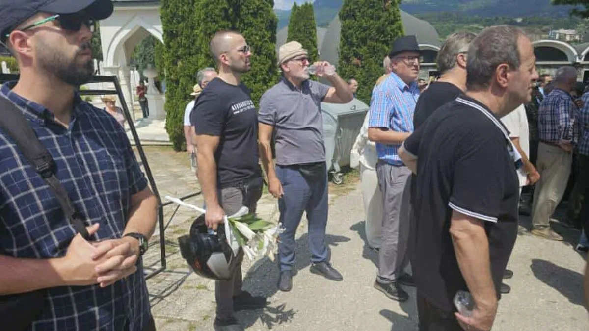 Prisutni su se u tišini i dostojanstvu oprostili od umjetnika čije su uloge u filmovima, predstavama i monodramama ostavile dubok trag u bosanskohercegovačkoj kulturi